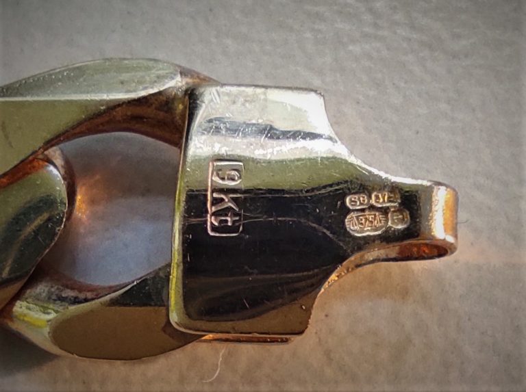 peça de ouro com marca 9KT e marca controlo 375, indicando qual a qualidade da peça de ouro, neste caso 9 quilates que é o mesmo que dizer 375 permilagem